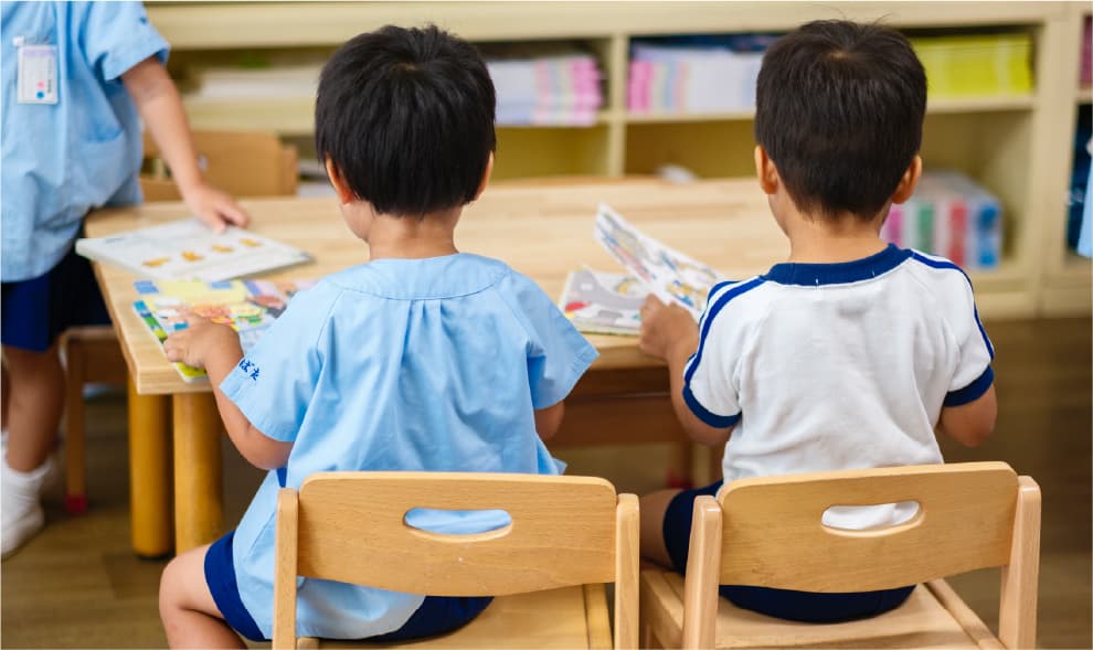 園児たちが列になって歩く様子